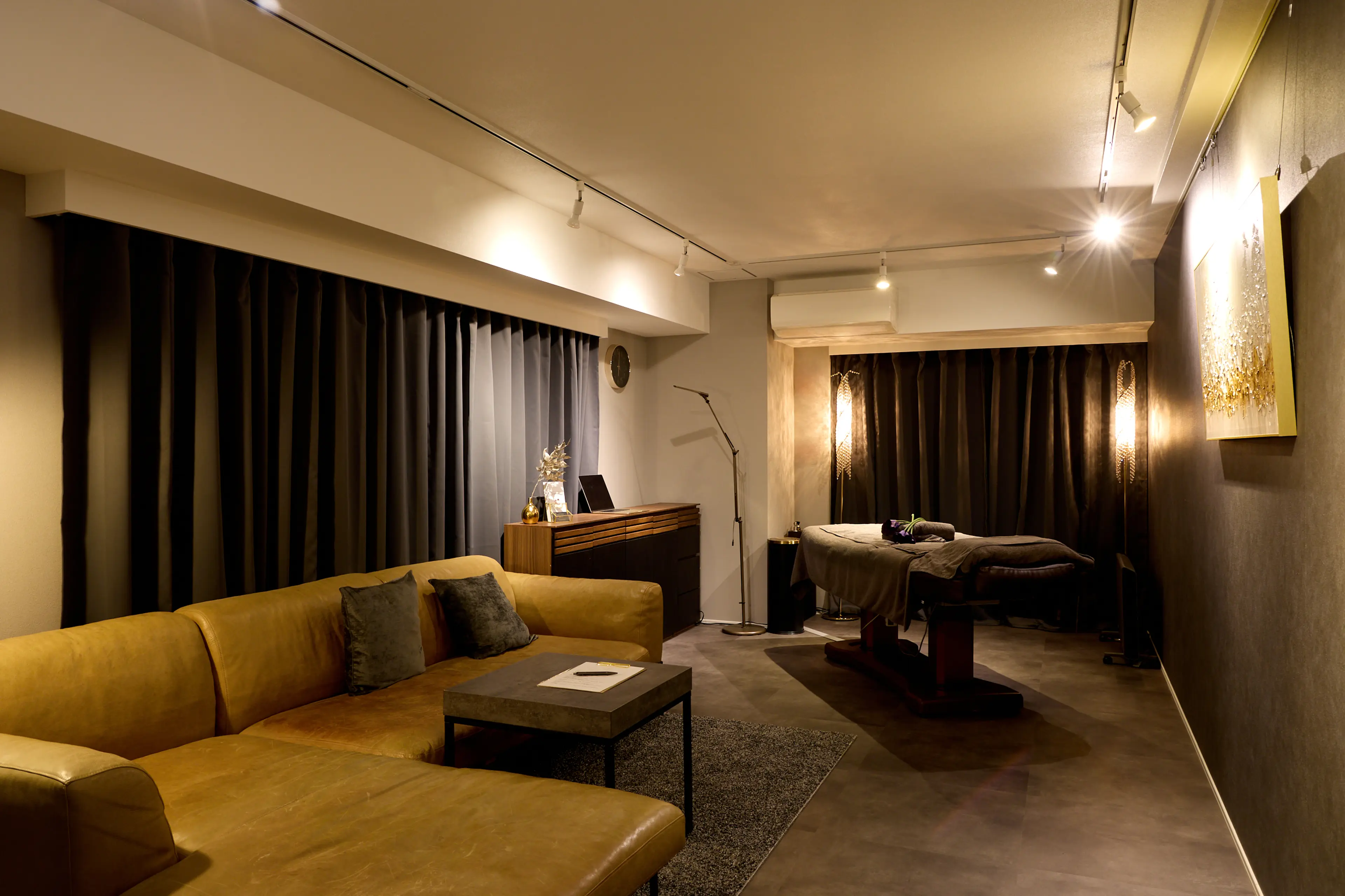 MEN'S GROOM (men's room)