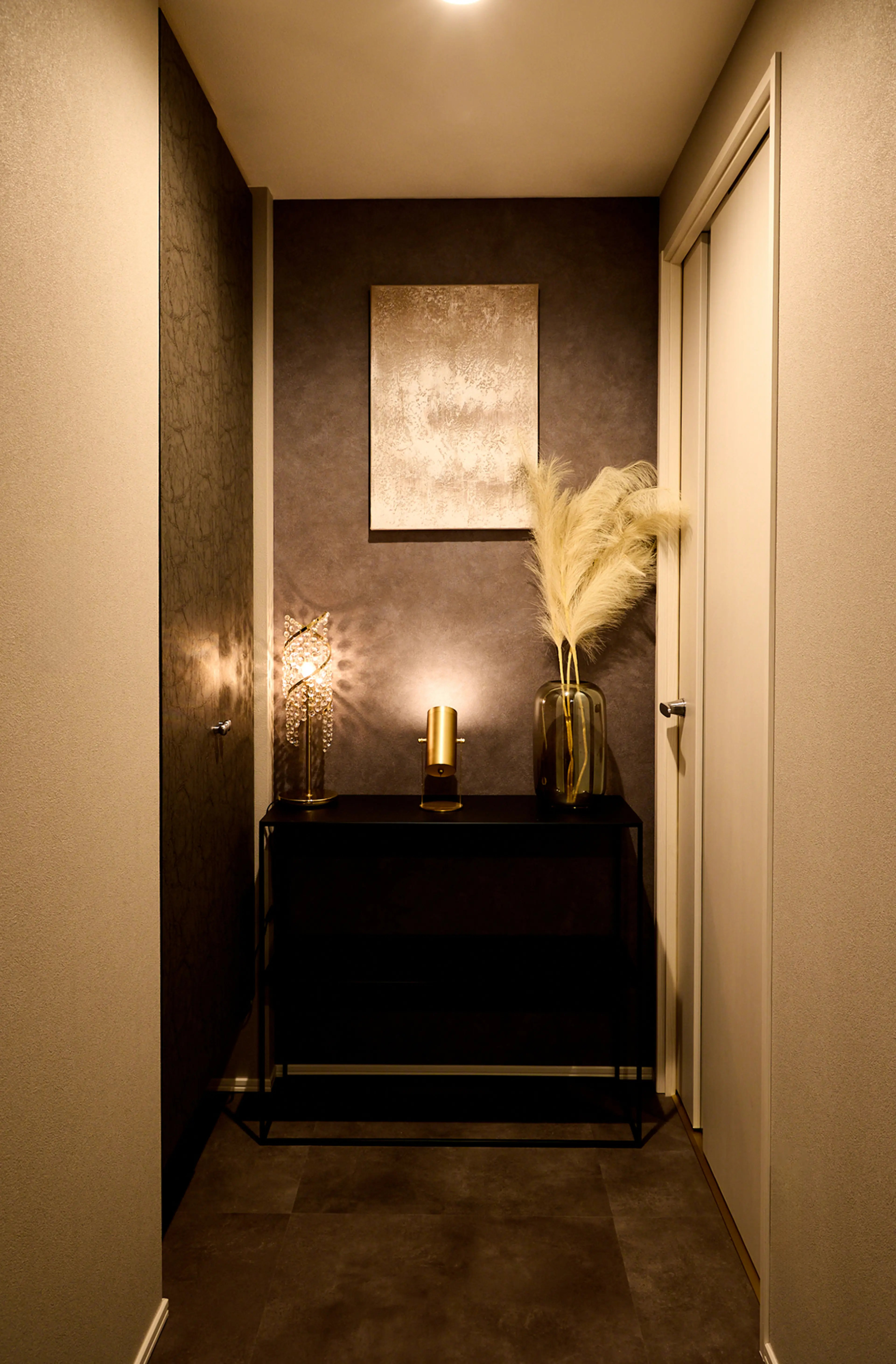 MEN'S GROOM (men's room)