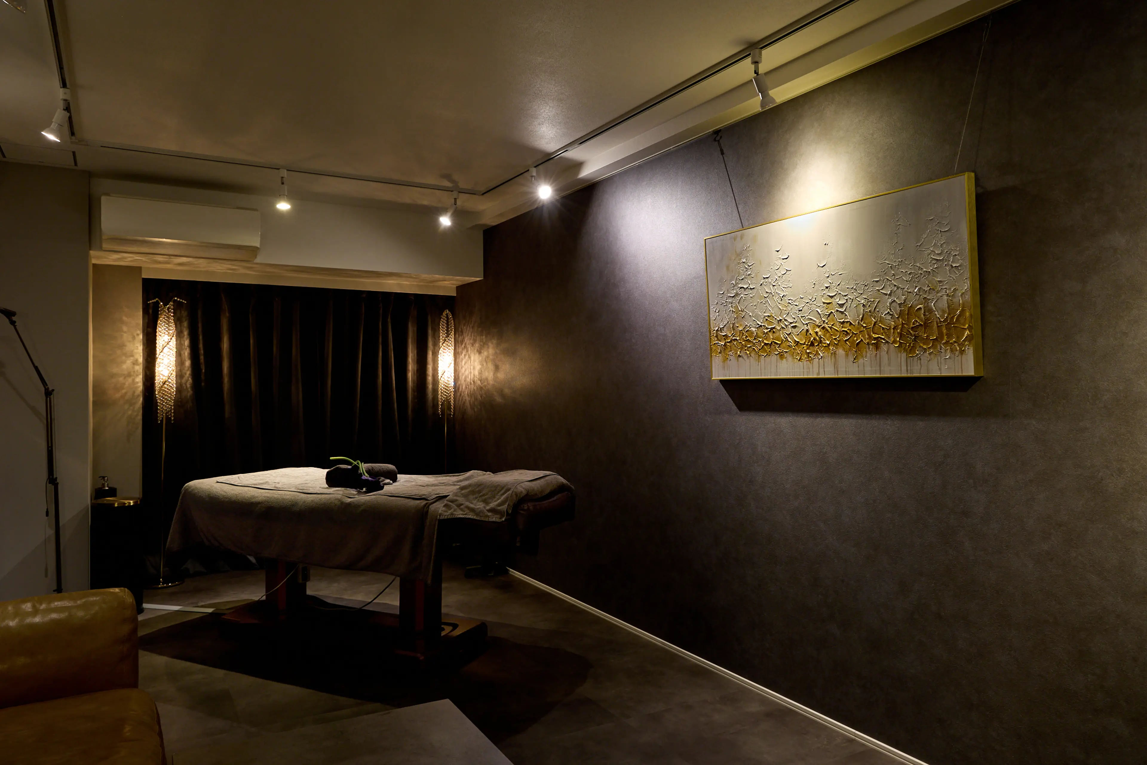 MEN'S GROOM (men's room)